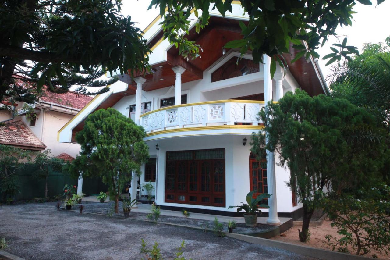 Airport Residence Inn Katunayaka Esterno foto
